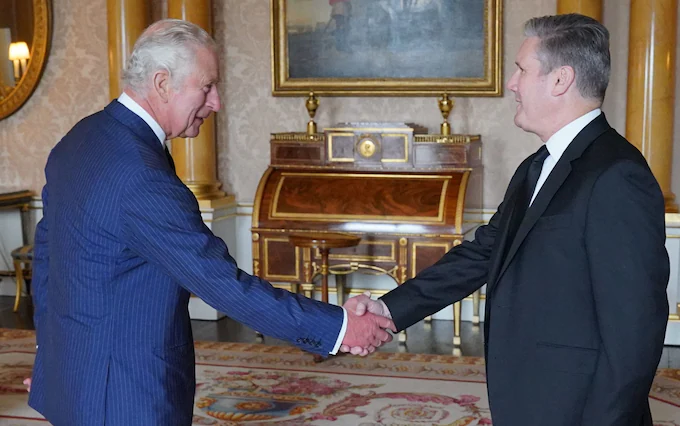 Keir Starmer Arrives at Buckingham Palace to Form Government