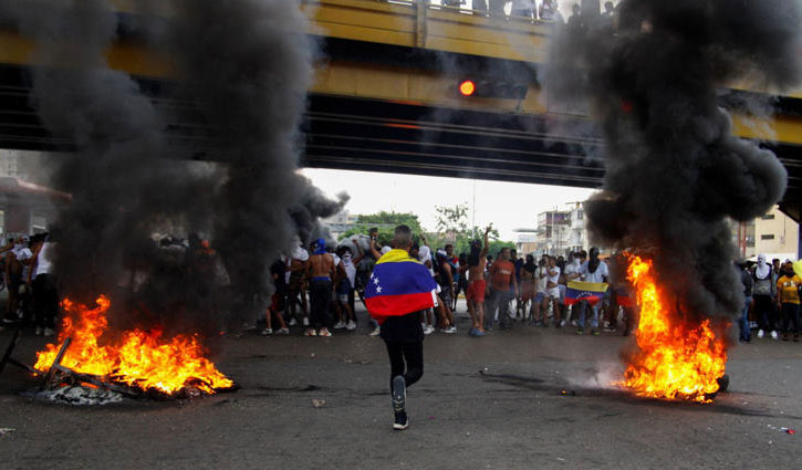 Venezuelans Clash with Police After Disputed Election Result