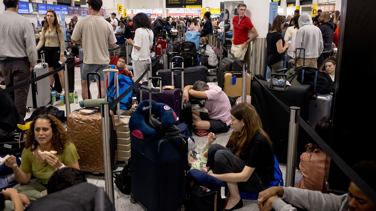 US Airlines Still Reeling from Global Tech Outage, Over 1,000 Flights Canceled for Third Straight Day