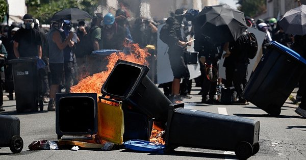 French Police, Protesters Clash in La Rochelle as Protesters Rally Against Agricultural Reservoirs