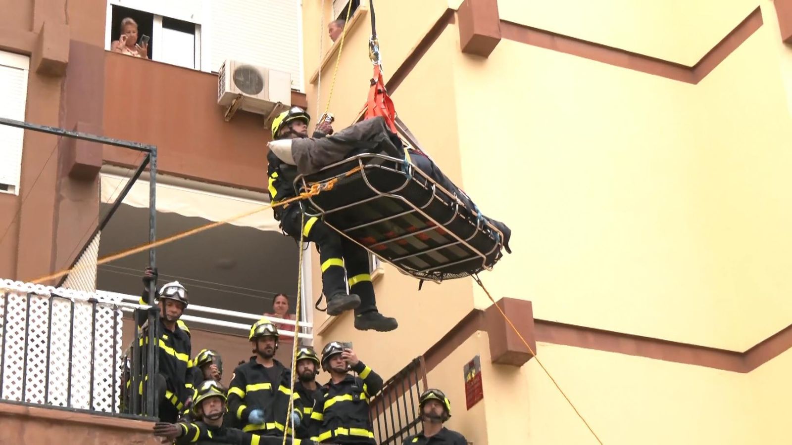 17 Firefighters Rescue 300-Kilo Man with Elephantiasis from Spanish Apartment