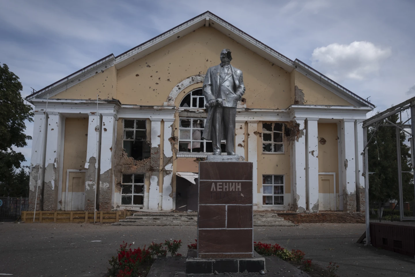 Ukrainian Forces Leave Tales of Destruction on Path to Russian Town of Sudzha-AP