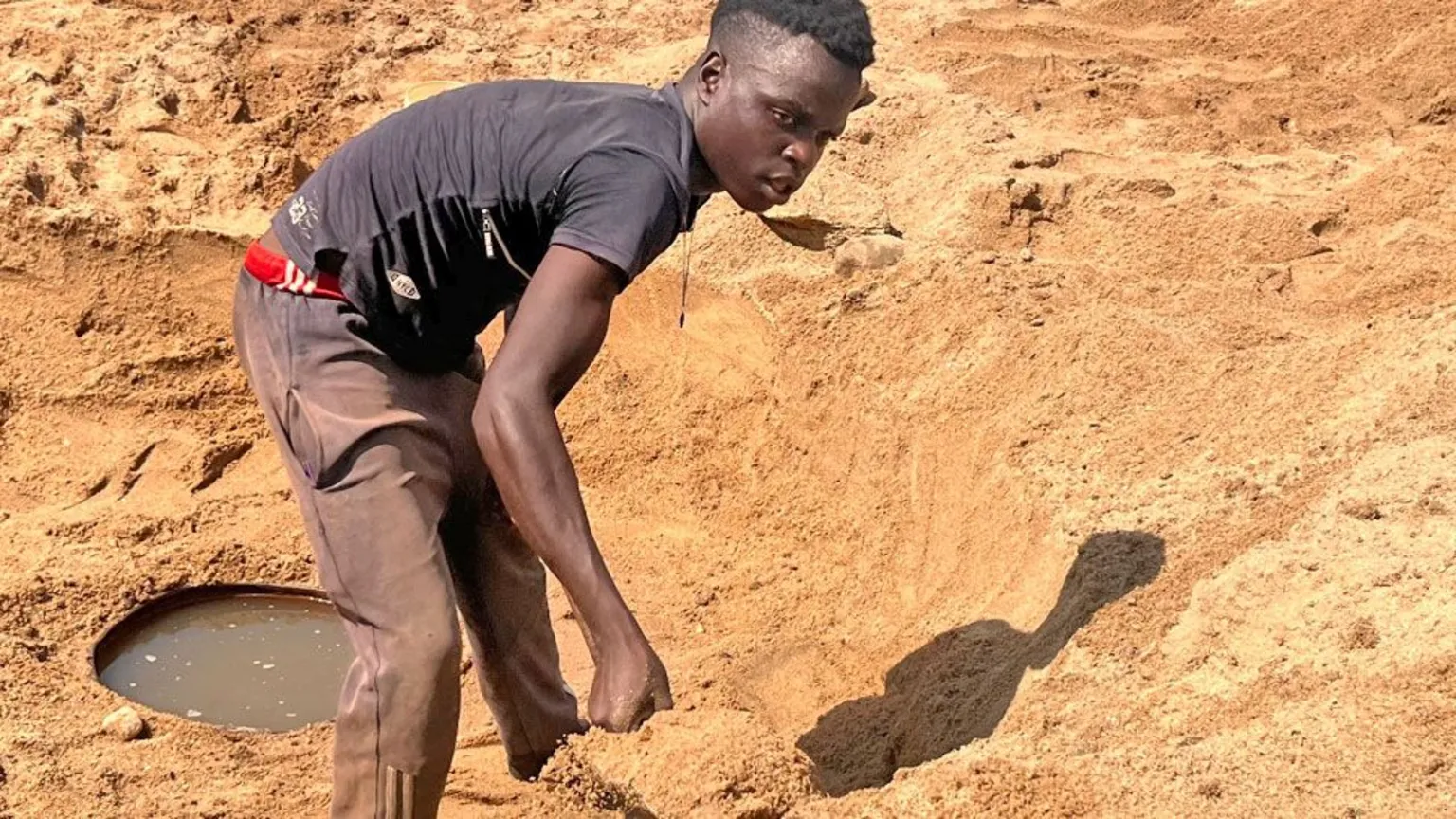 Zimbabwe’s Desperate Water Crisis: Communities Dig Riverbeds as Drought Grips Southern Africa