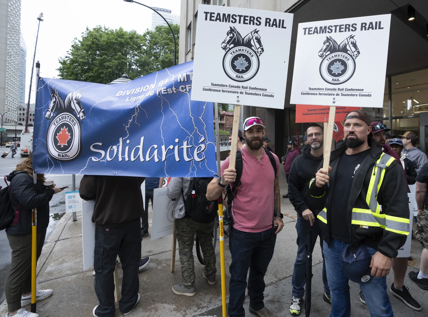 Canada’s Major Railroads Halt Operations Amid Labor Dispute