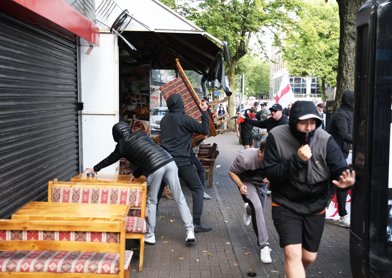 Business and Cars Set on Fire as Anti-Immigration Violence Erupts in Belfast