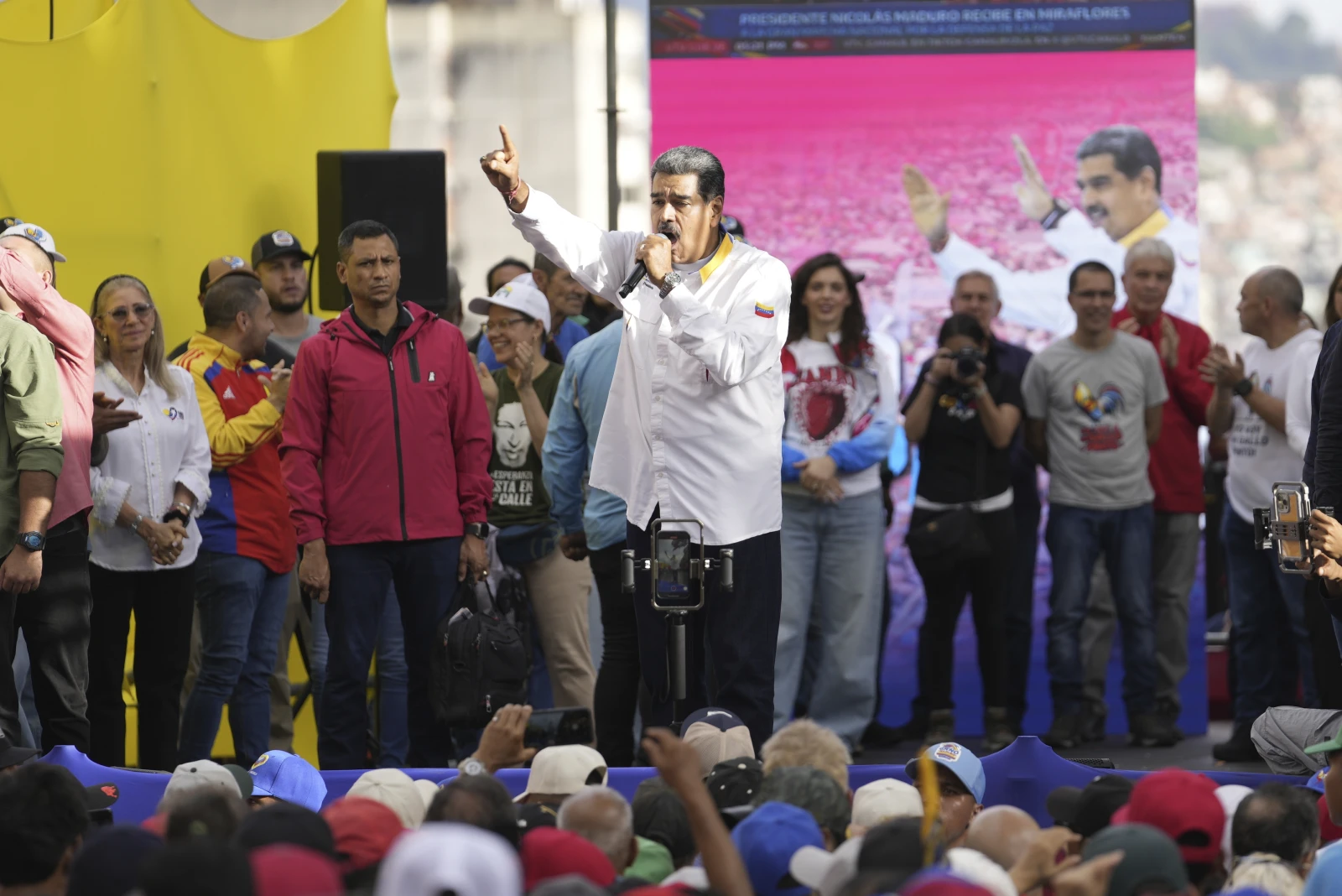 Venezuela’s Top Prosecutor Announces Criminal Probe Against Opposition Leaders González and Machado