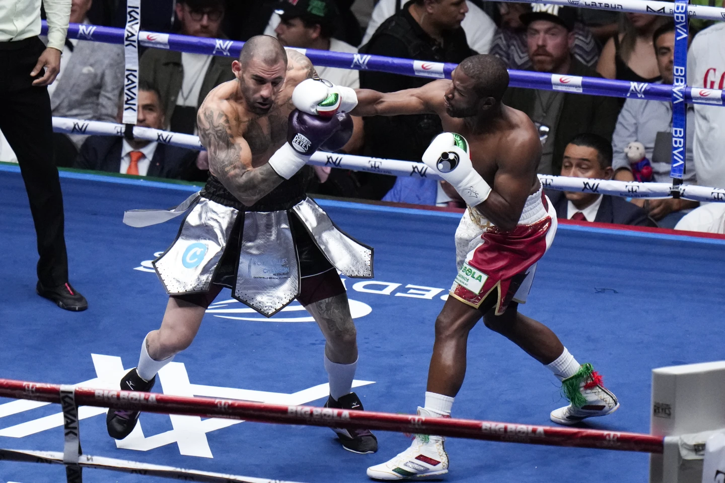 Mayweather Goes Distance Against Gotti III in Mexico City Exhibition