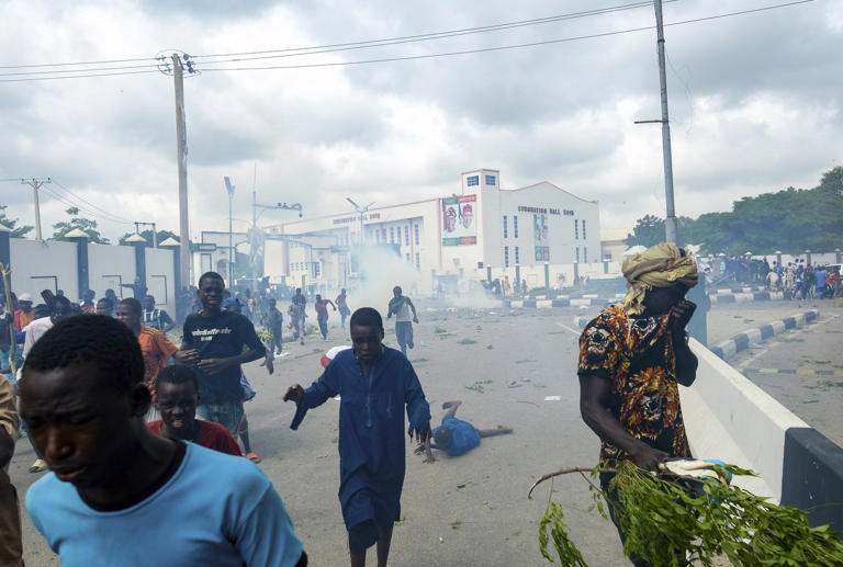 2 Dead as Nigeria Police Fire Gunshots, Tear Gas, to Quell Mass Protests Over Ailing Economy