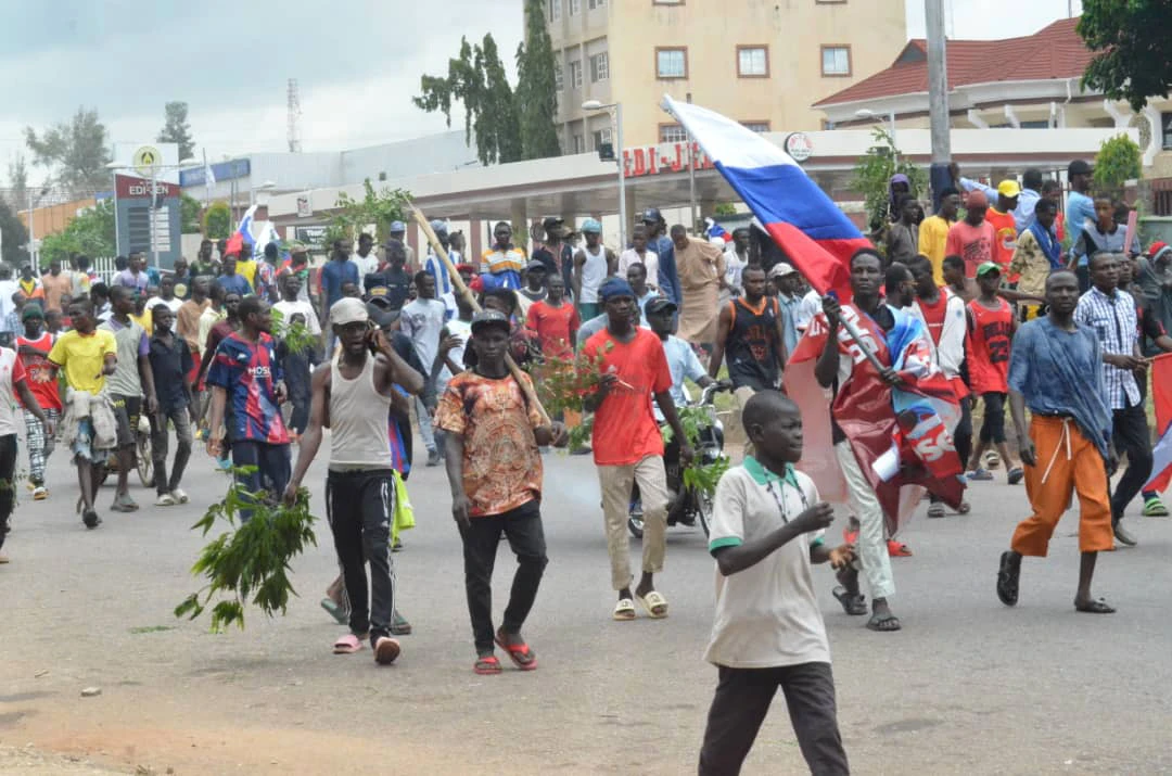 Seven Polish Nationals Detained in Nigeria for Allegedly Displaying Russian Flags During Protests