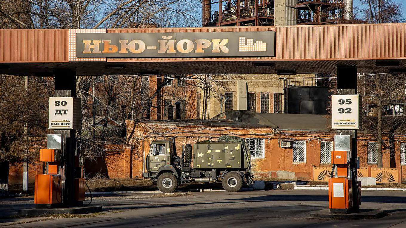 Russian Forces Claim Capture of New York Town in Eastern Ukraine