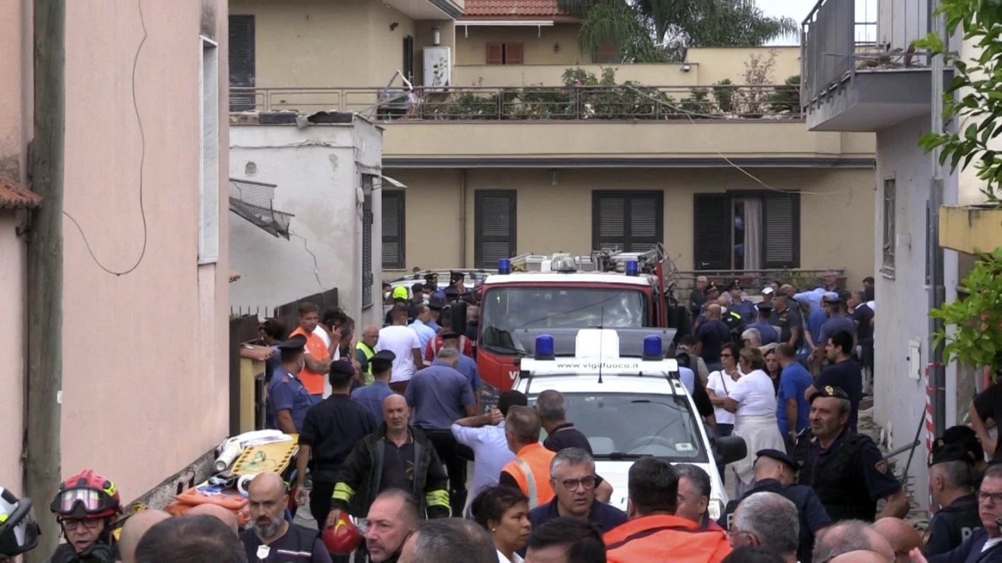 Building Collapse in Naples Province Kills 2 Siblings, Traps 2 Women