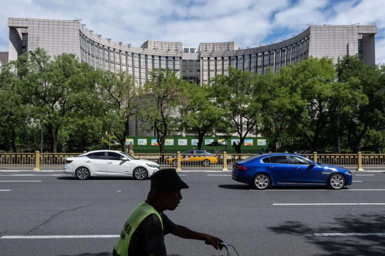 China Cuts Rates, Unveils Measures to Boost Slowing Economy