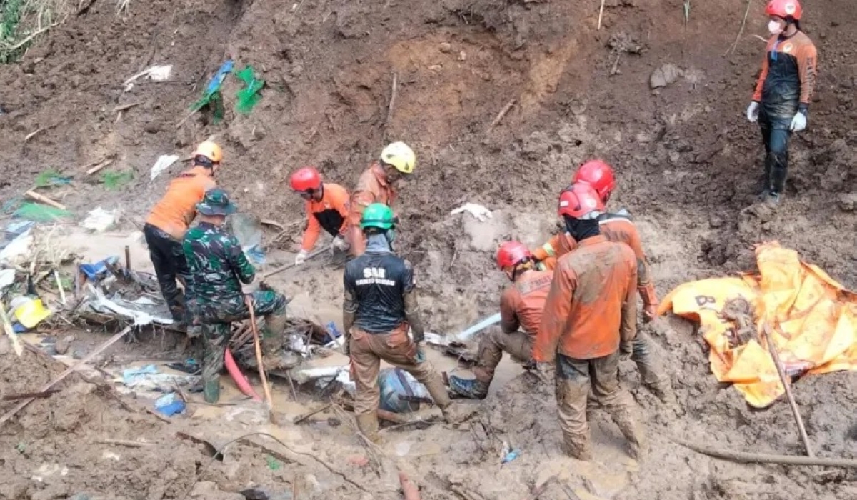 Illegal Gold Mine Collapse in Indonesia Kills 15, Seven Missing