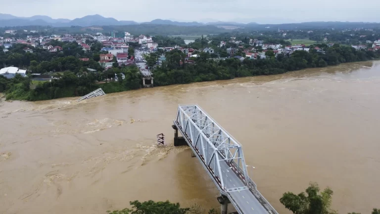 Flooding Sweeps Away Bus, Bridge Collapses as Vietnam Storm Death Toll Rises to 59