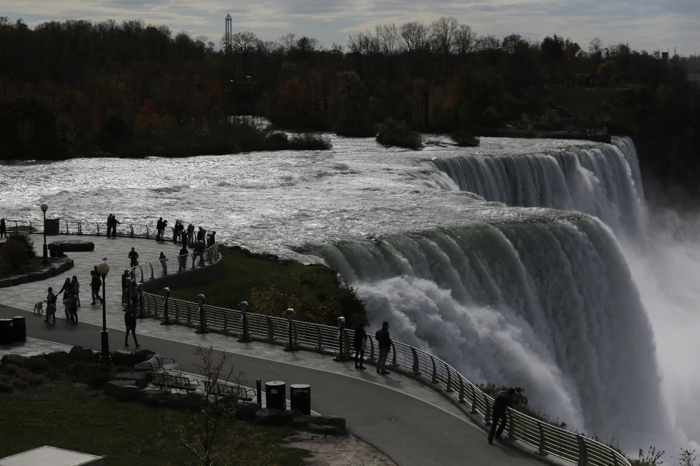 Mother Intentionally Jumps Over Niagara Falls with Two Children, Authorities Unable to Rescue