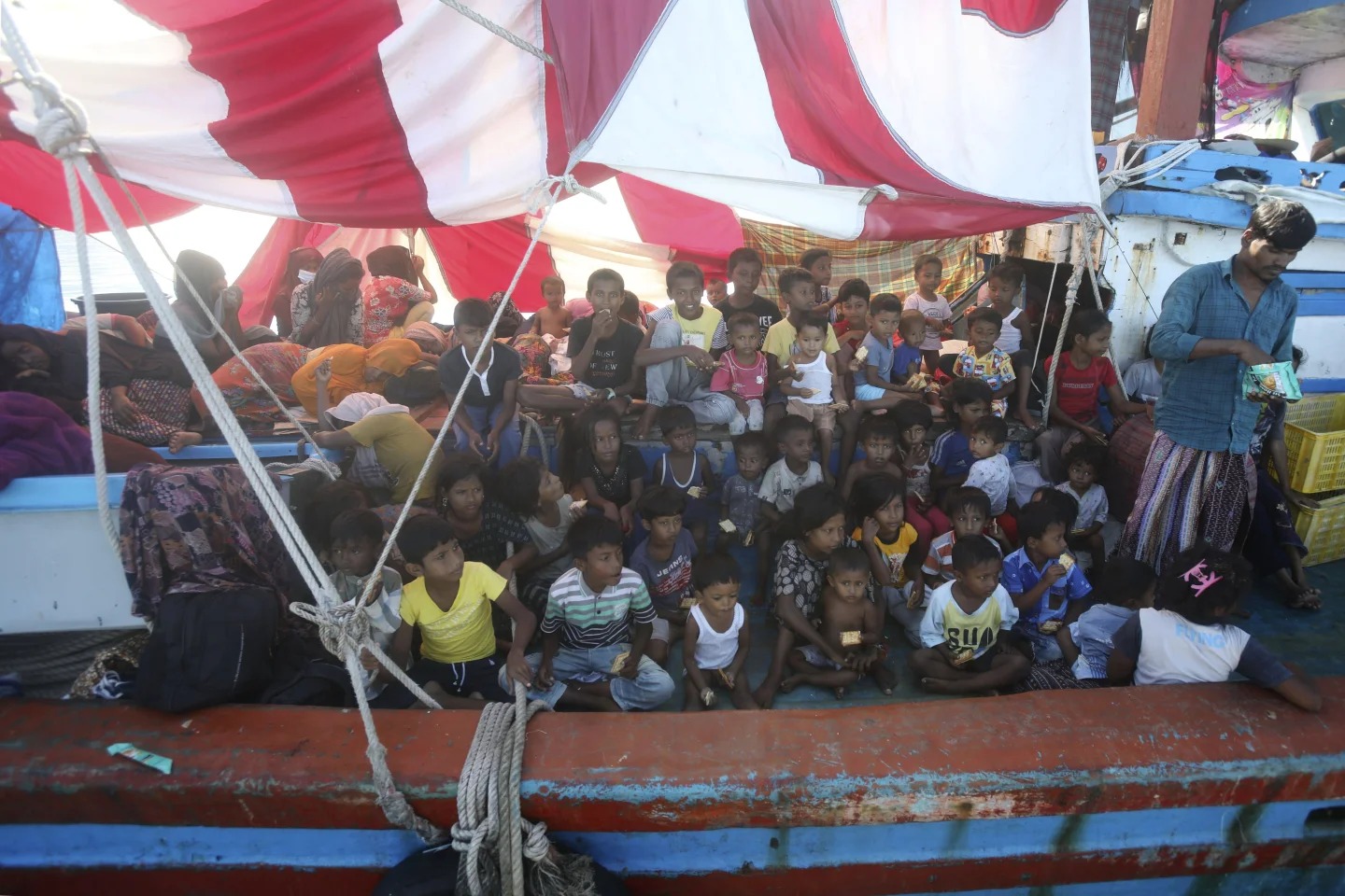 140 Rohingya Muslims Trapped on Wooden Boat as Indonesian Residents Block Landing