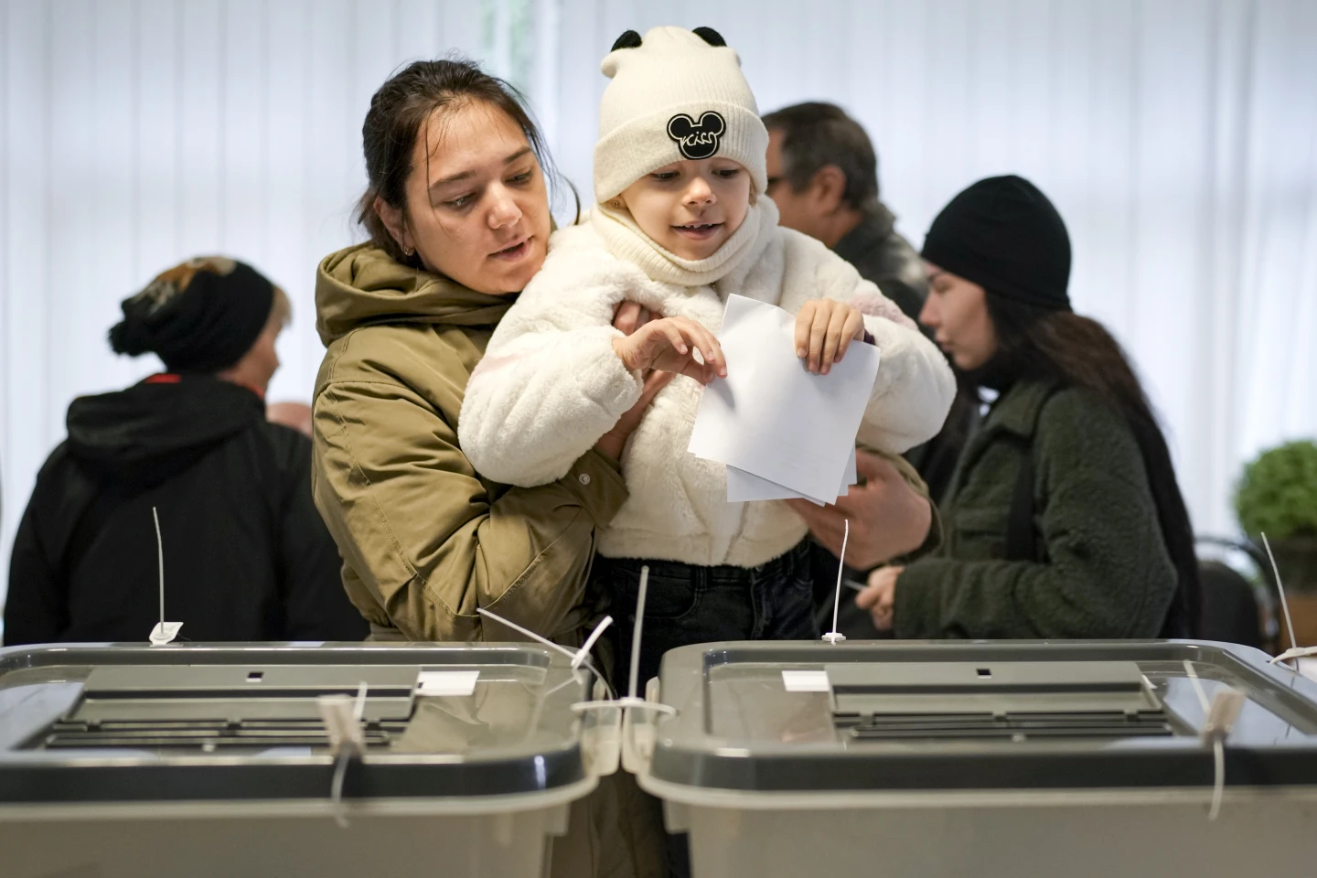 Moldova Narrowly Votes in Favor of EU Path Amid Claims of Russian Interference