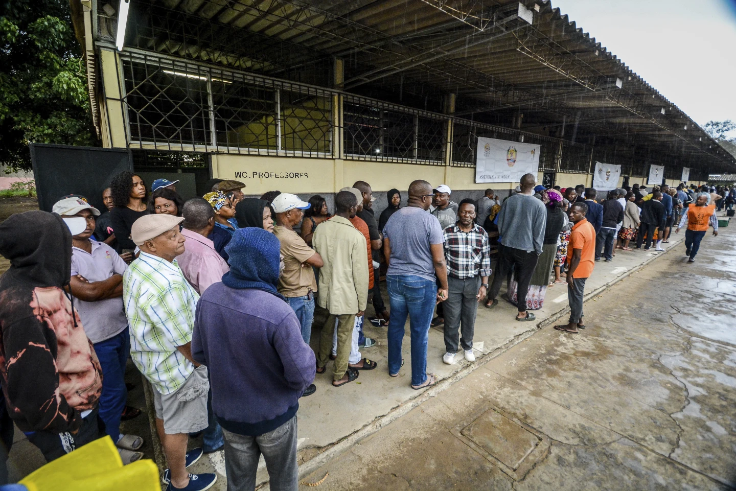 Mozambique Holds Presidential Election as Ruling Party Seeks to Extend 49-Year Reign