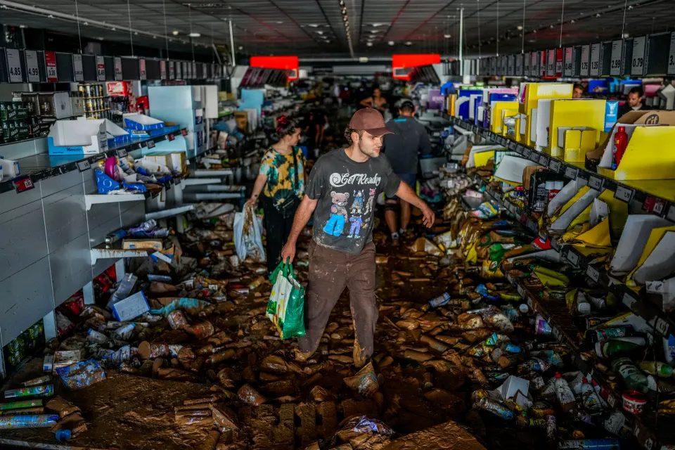 Spain Battles Looting After Deadly Flood, with 39 Arrested Amid ‘Apocalyptic’ Chaos and Agonizing Recovery of Hundreds of Bodies