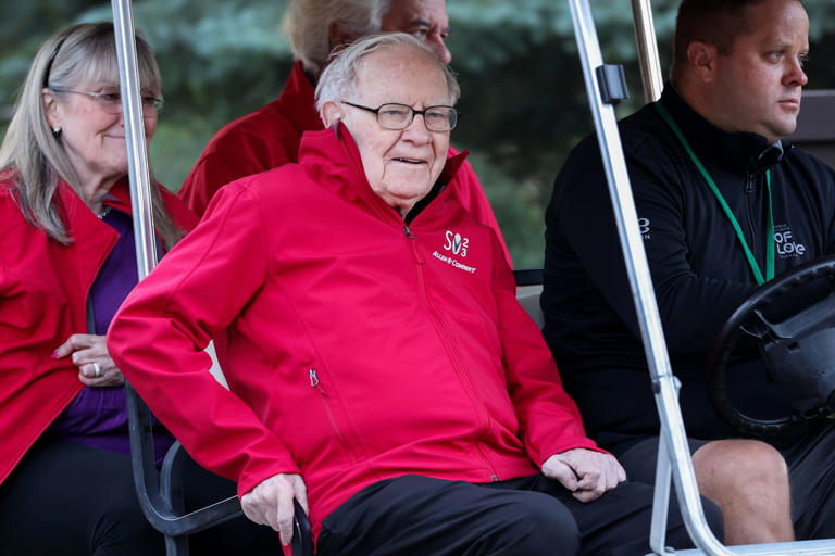 Billionaire Buffett Gives Away $1.1B, Outlines Plans for $147B Fortune After Death