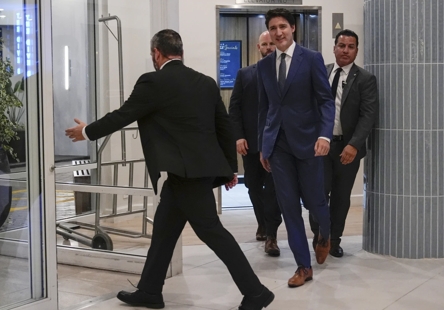 Canadian PM Trudeau Heads to Florida for Critical Trump Meeting Over Tariff Threat