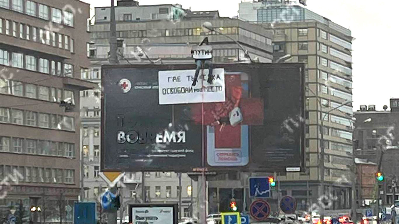 Moscow Police Arrest Billboard Protester After Anti-Putin Display