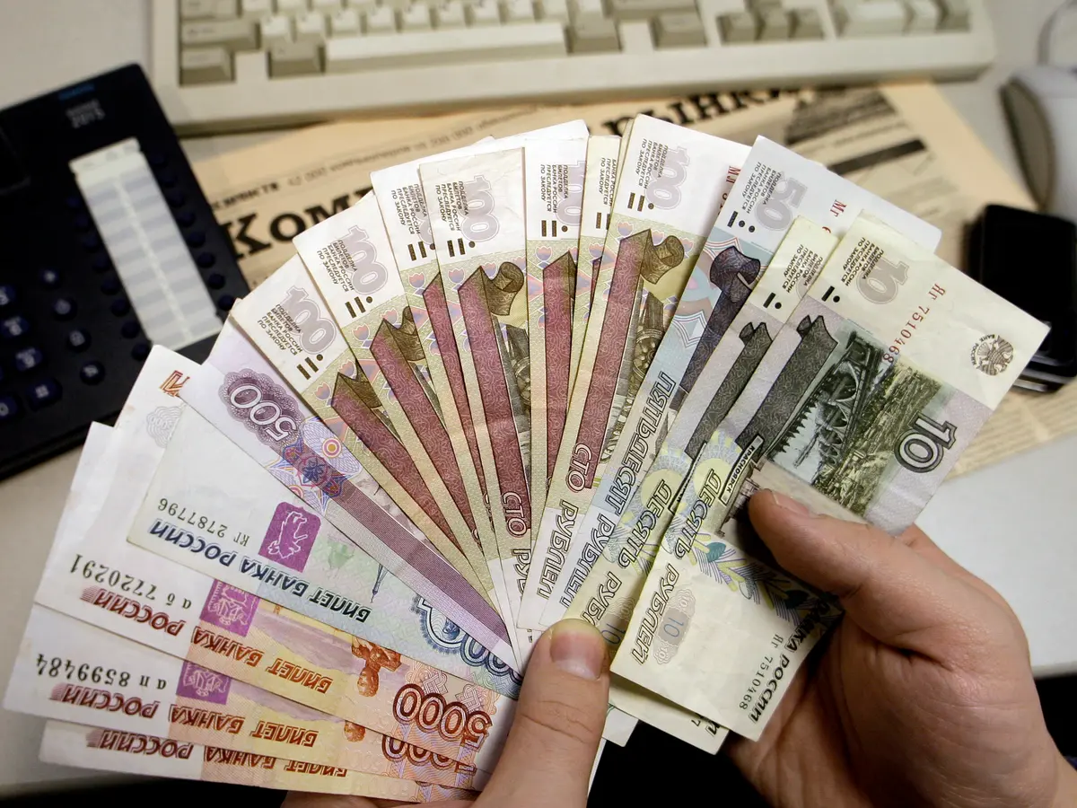 Russian Ruble Tumbles to 100 Per Dollar  Amid Military Tensions, Economic Pressures