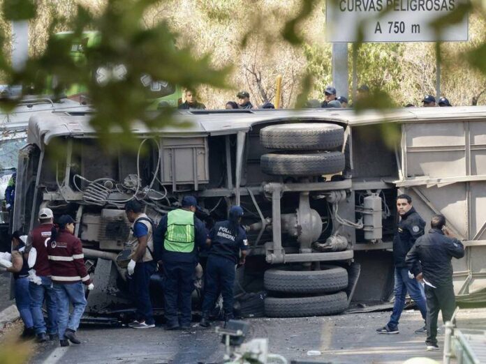 8 people killed in a collision between a bus and a truck on Mexico’s Gulf coast