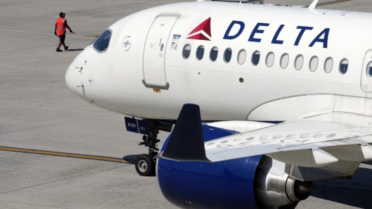 Another Unticketed Passenger Attempts to Board Delta Flight During Holiday Travel