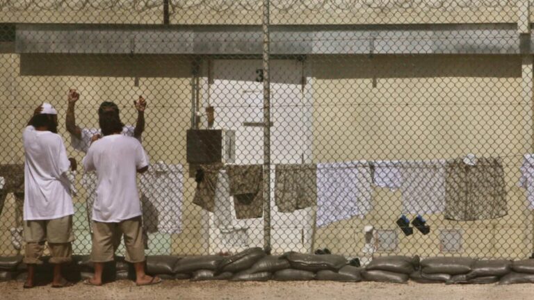 US Transfers 11 Yemeni Detainees From Guantanamo Bay to Oman