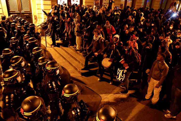 Paris Police Evict Hundreds of Migrants from Gaîté Lyrique Theatre 