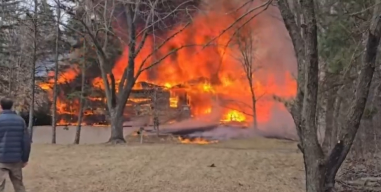 Plane Crashes into Minnesota Home, Igniting Massive Fire as Firefighters Battle Blazing Inferno