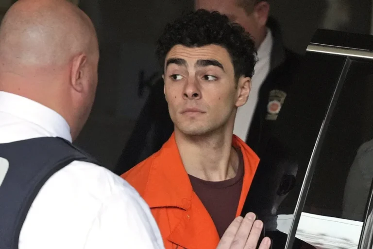  Luigi Mangione Pleads Not Guilty as Prosecutors Move Forward with Death Penalty Pursuit