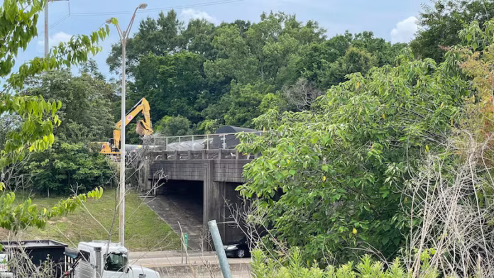 bridge collapse causes a train to derail in Russia, killing at least 7 people, officials say