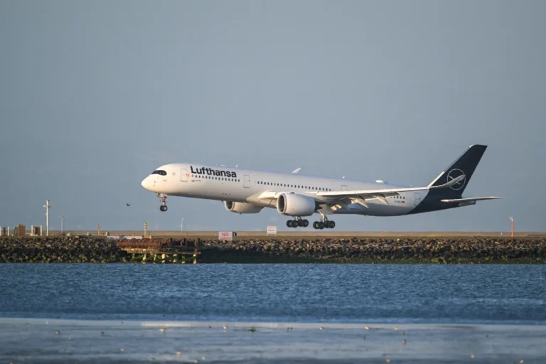 Lufthansa Flight Left Without Pilot for 10 Minutes After First Officer Collapses Mid-Flight