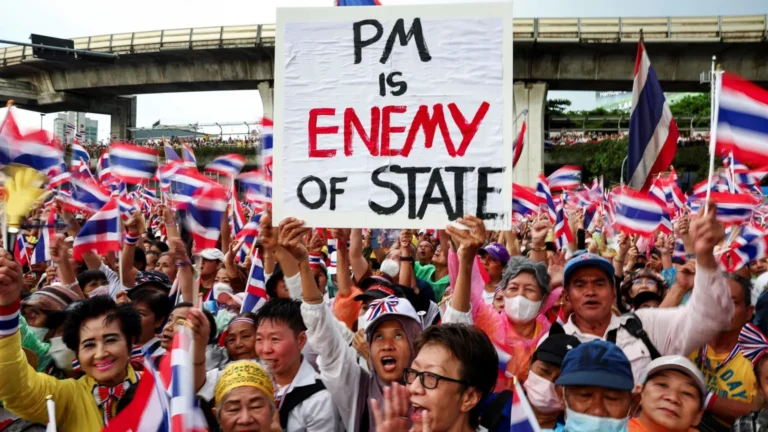 Thousands Rally in Bangkok Demanding Thai Prime Minister Paetongtarn Shinawatra Step Down