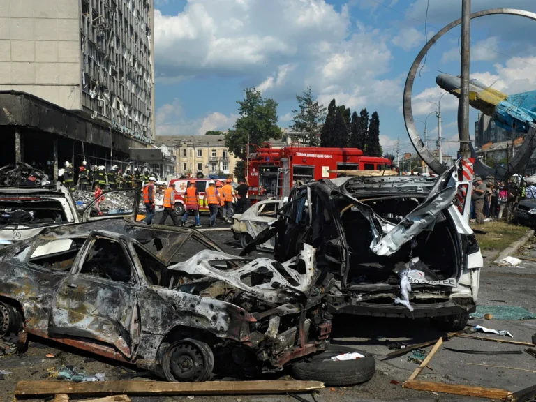 Russian Strikes Kill 21 Civilians in Ukraine as Kremlin Dismisses Trump’s Ultimatum on Ending War