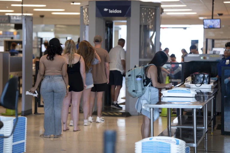 Travelers No Longer Have to Remove Their Shoes During Security Screenings at US Airports-AP