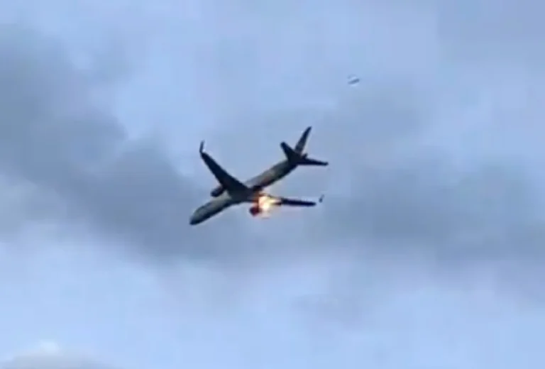 Passengers Panic as Boeing Jet Engine Erupts in Flames Before Emergency Landing in Italy