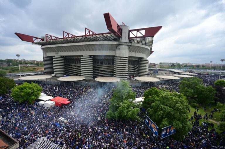 San Siro for demolition after sale to Inter, AC Milan approved