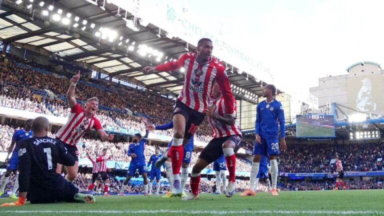 Newly-promoted Sunderland stun Chelsea 2–1 at Stamford Bridge