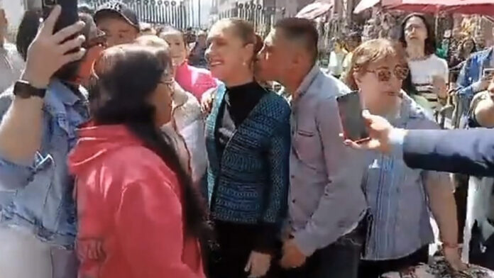 Man arrested after groping Mexican president1