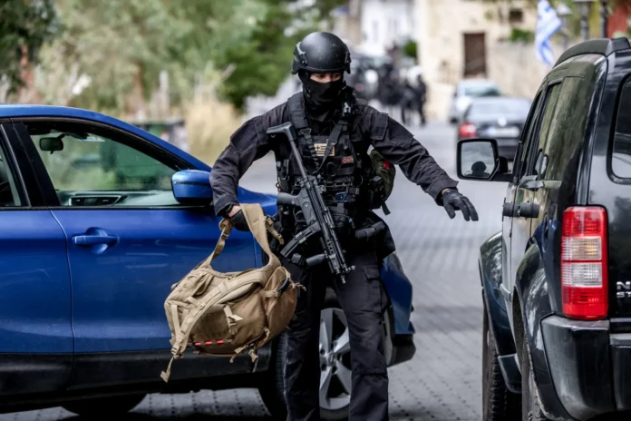 police-unit-operates-1035396427
