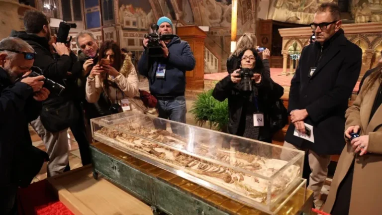 St. Francis of Assisi’s Remains Unveiled to Public in Rare Display Marking 800 Years Since His Death