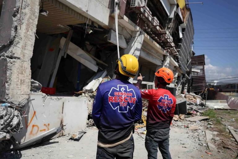 Philippines earthquake displaces 32000 as death toll rises to 37 and rescue efforts intensify