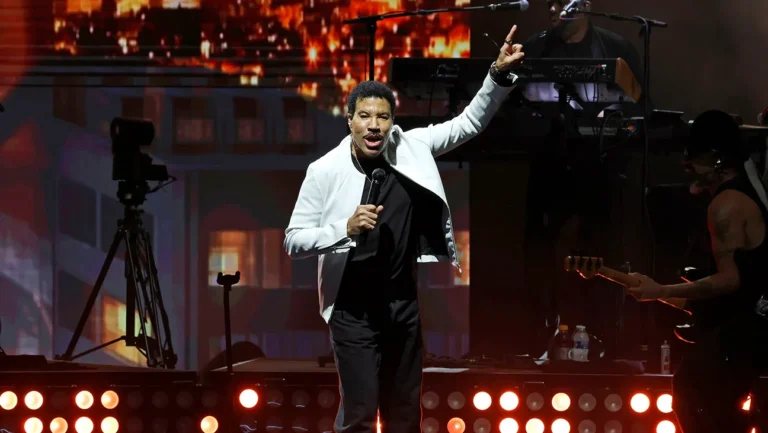 Lionel Richie Returns to Tour Following Health Scare and Hospital Visit