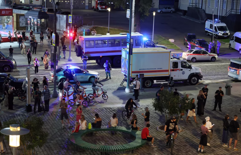 Bomb Kills 3, Wounds Dozens Outside Moscow Restaurant on Kudrinskaya Square