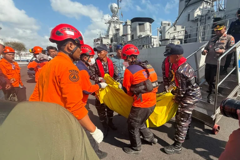 Ferry Fire Off Java Kills at Least 5, Dozens Missing